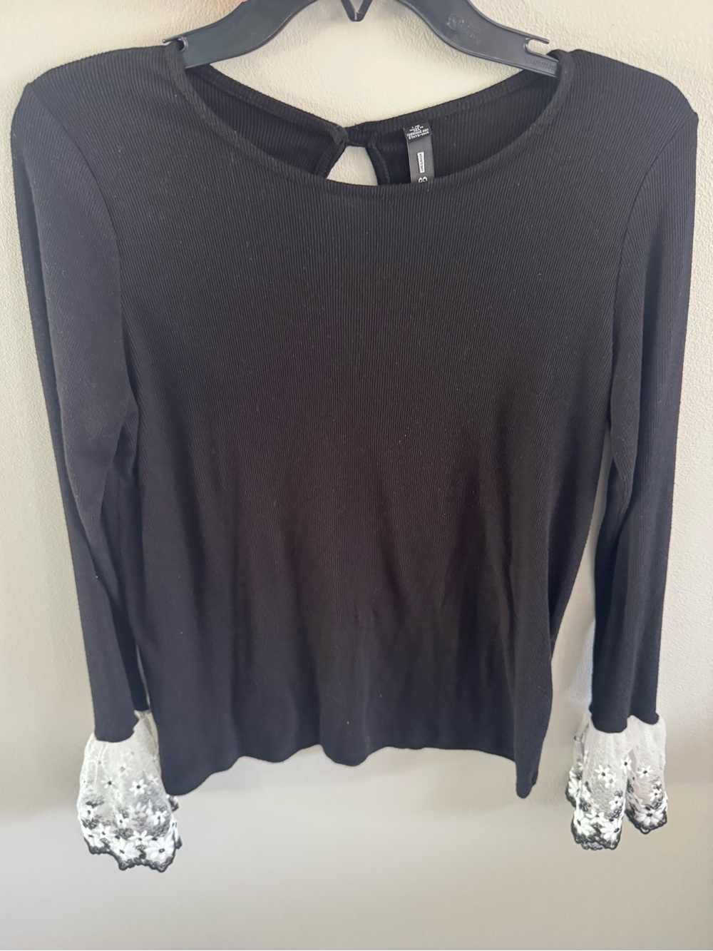 EUC Design Lab/Lord & Taylor’s Women’s Black Long-Sleeve Top w White Lace Cuffs